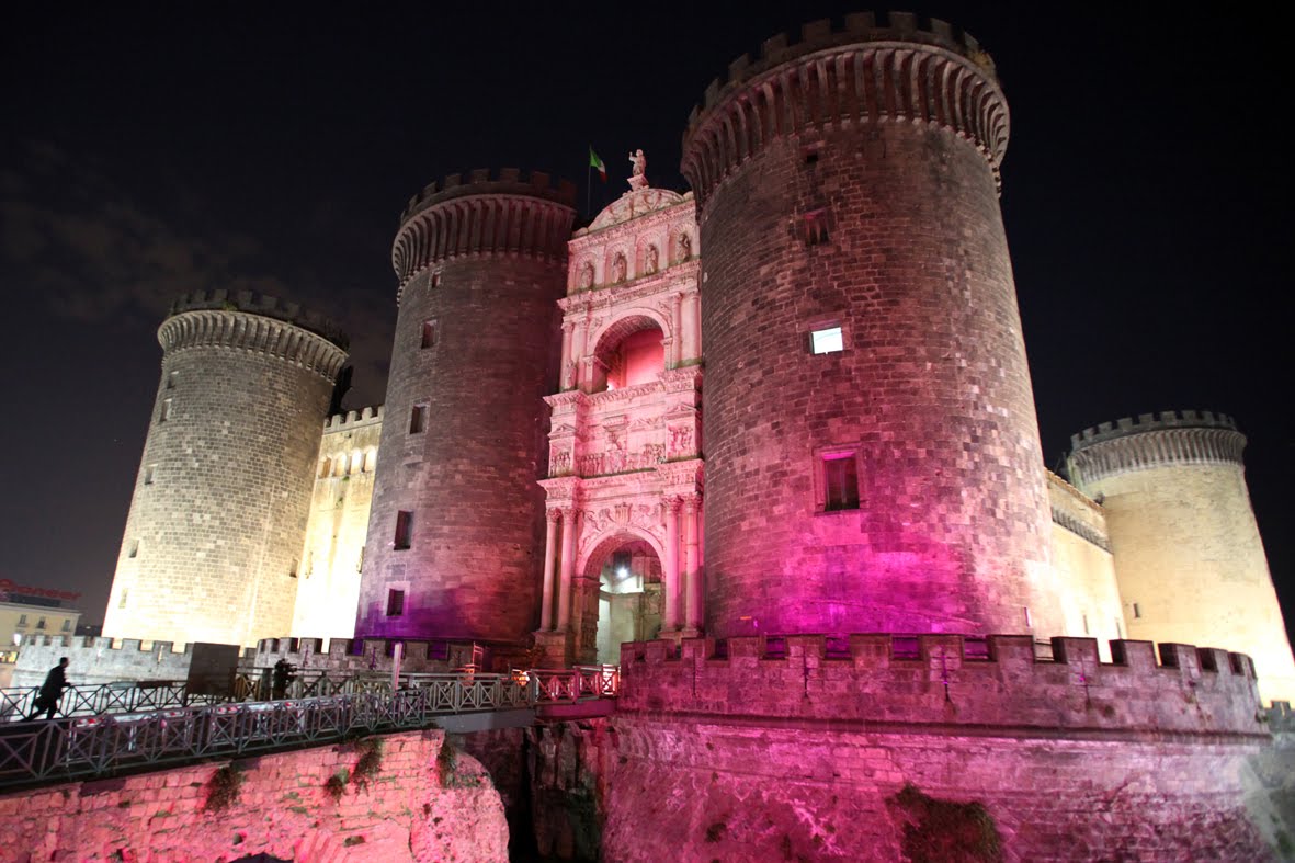 Novembre Il Maschio Angioino Si Illumina Di Rosso Napoli Village