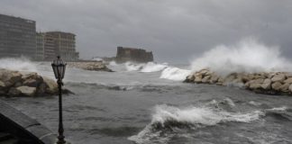 Lungomare-di-Napoli-in-tempesta-3-660x375