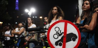 foto_1_Bikes-vs-Cars.-A-vigil-in-009