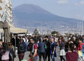 pasqua-2016-lungomare-napoli-turisti