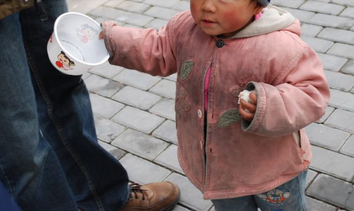 elemosina-accattonaggio-bambino-strada