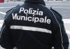 Polizia_Municipale_di_spalle