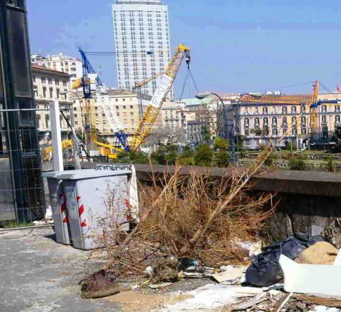 foto-albero-di-natale-rifiuti-napoli-2012-1